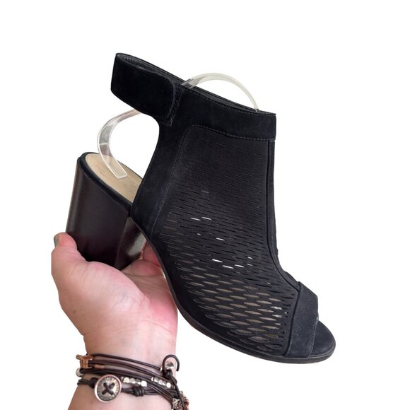 Vince Camuto Womens Lavette Black Leather Laser Cut Open Toe Sandal - Picture 2 of 11